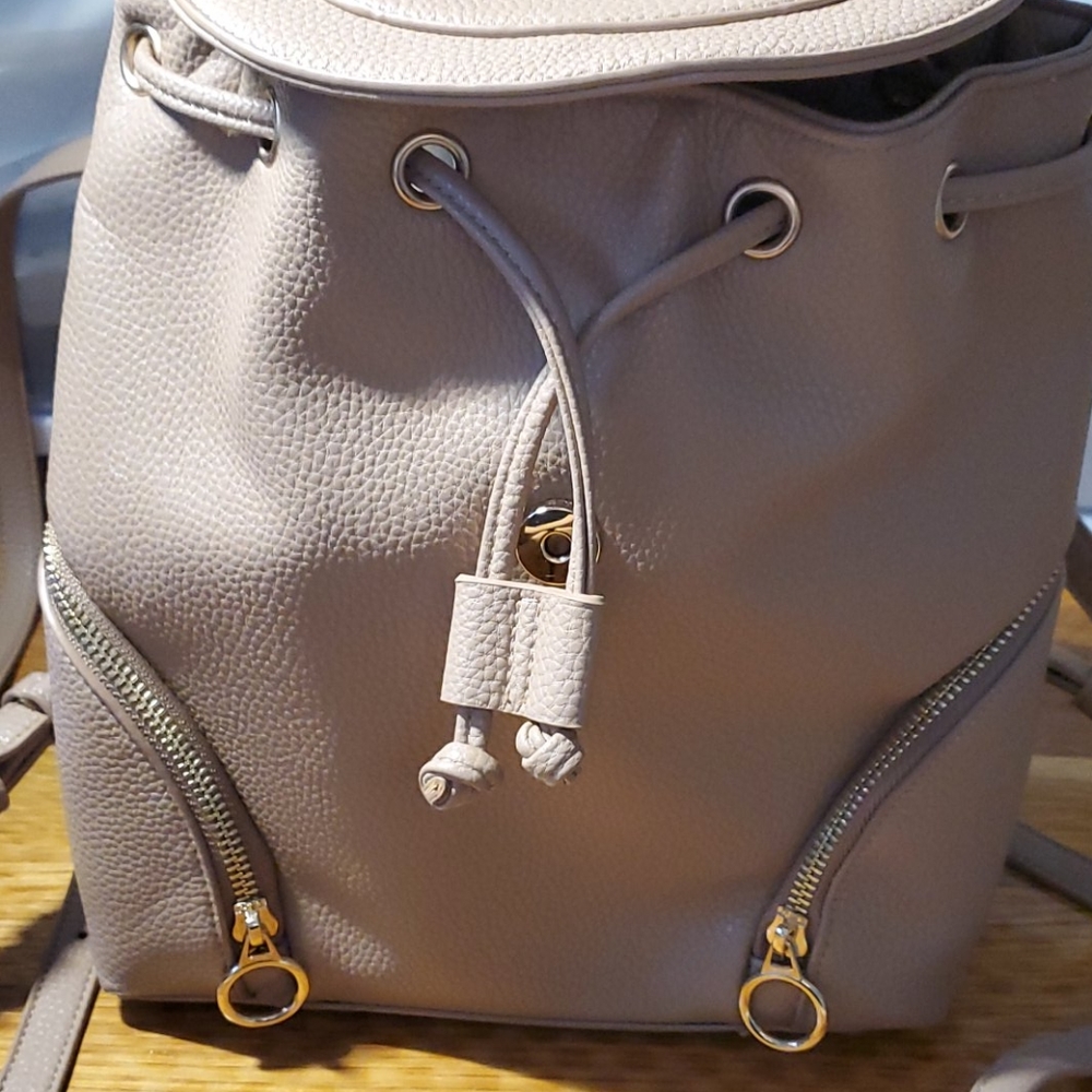 backpack - Picture 2 of 8